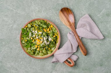 Yeşil arka planda mısır ve yeşil soslu Gnocchi. Seçici odaklanma. Üst görünüm.