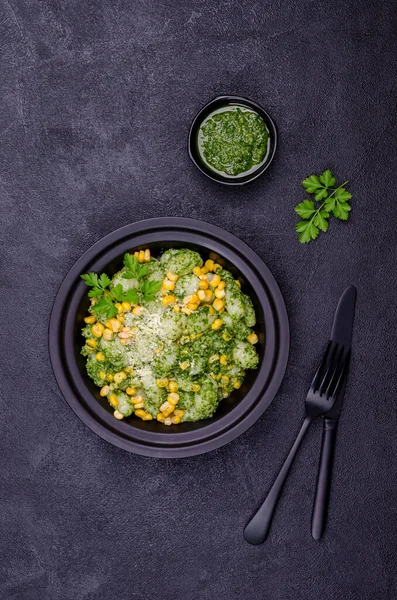 Gnocchi Con Maíz Salsa Verde Sobre Fondo Negro Enfoque Selectivo — Foto de Stock