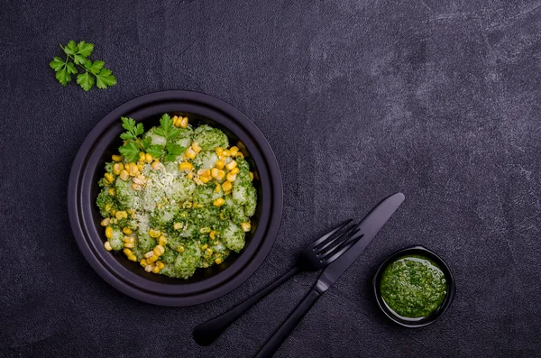 Gnocchi Con Maíz Salsa Verde Sobre Fondo Negro Enfoque Selectivo — Foto de Stock