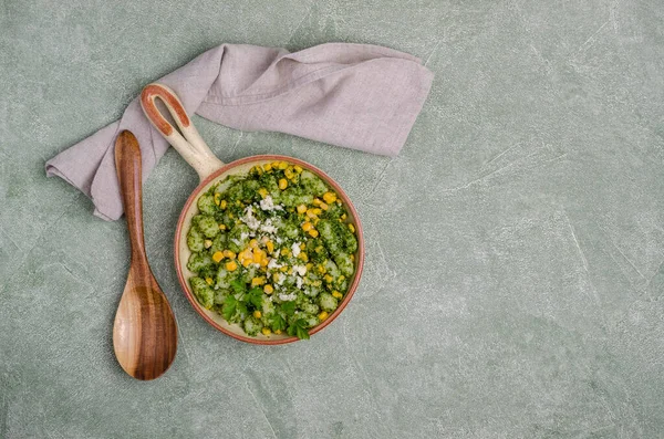 Gnocchi Con Maíz Salsa Verde Sobre Fondo Verde Enfoque Selectivo — Foto de Stock