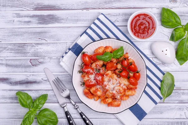 Gnocchi Rajčaty Červenou Omáčkou Sýrem Bazalkovými Listy Lehkém Dřevěném Pozadí — Stock fotografie