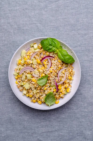 Ensalada Lentejas Con Trigo Verduras Plato Cerámica Sobre Fondo Textil — Foto de Stock