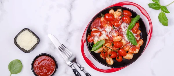 Gnocchi Con Tomates Salsa Roja Queso Hojas Albahaca Sobre Fondo — Foto de Stock