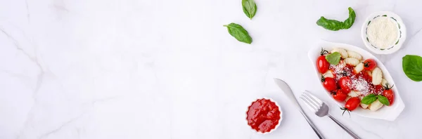 Gnocchi Mit Tomaten Roter Sauce Käse Und Basilikumblättern Auf Marmorgrund — Stockfoto
