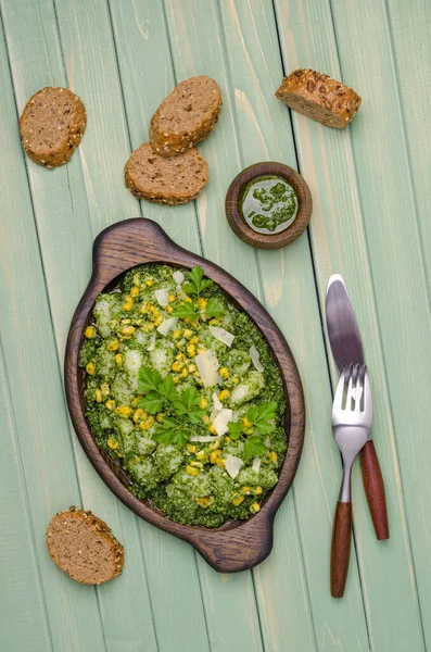 Gnocchi Con Maíz Salsa Verde Sobre Fondo Madera Enfoque Selectivo — Foto de Stock