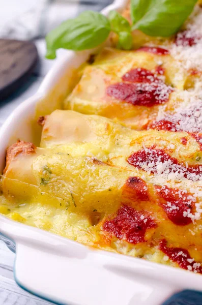 Traditionelle Gebackene Cannelloni Mit Fleischfüllung Und Sauce Auf Einem Hölzernen — Stockfoto