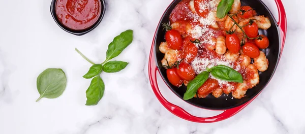 Gnocchi Con Tomates Salsa Roja Queso Hojas Albahaca Sobre Fondo — Foto de Stock