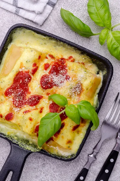 Traditionelle Gebackene Cannelloni Mit Fleischfüllung Und Sauce Auf Steingrund Selektiver — Stockfoto
