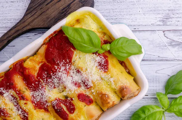 Traditionele Gebakken Cannelloni Met Vleesvulling Saus Een Houten Ondergrond Selectieve — Stockfoto