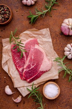 Baharatlı iki çiğ biftek. Baharatlı iki çiğ biftek..