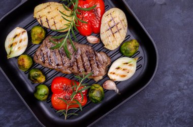 Sebzeli biftek. Taş zemin. Üst görünüm. 