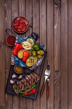 Sebzeli biftek. Ahşap arka plan. Üst görünüm.