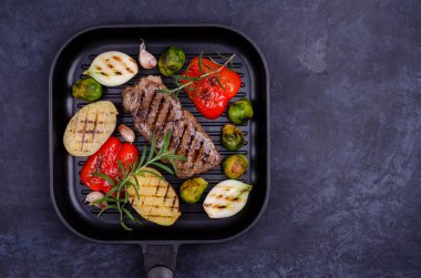 Sebzeli biftek. Taş zemin. Üst görünüm. 