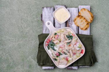 Beyaz soslu tavuk ve sebzeli geleneksel makarna. Üst Manzara. Seçici odak. 