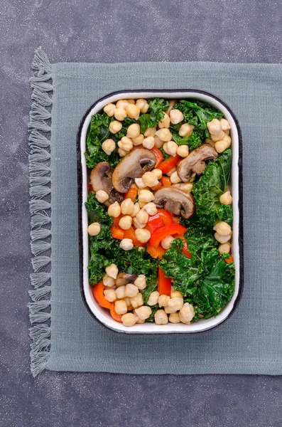 Verduras Fritas Con Garbanzos Plato Cerámica Sobre Fondo Piedra Vista — Foto de Stock