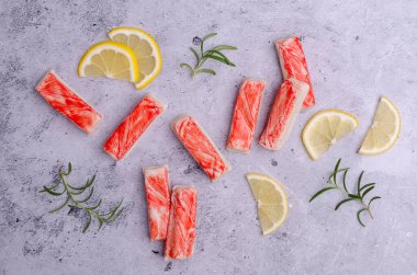 Limonlu ve biberiyeli yengeç eti. Üst Manzara. Seçici odak.