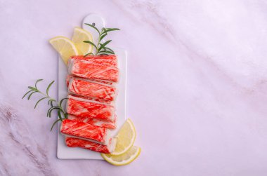 Limonlu ve biberiyeli yengeç eti. Üst Manzara. Seçici odak.