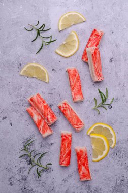 Limonlu ve biberiyeli yengeç eti. Üst Manzara. Seçici odak.