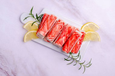 Limonlu ve biberiyeli yengeç eti. Üst Manzara. Seçici odak.