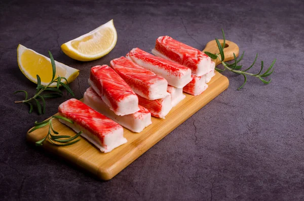 Limonlu ve biberiyeli yengeç eti. Üst Manzara. Seçici odak.