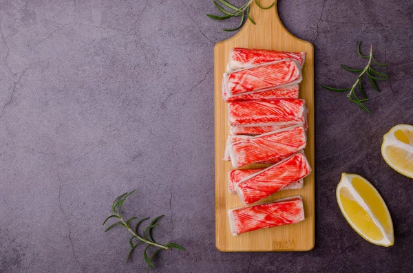 Limonlu ve biberiyeli yengeç eti. Üst Manzara. Seçici odak.