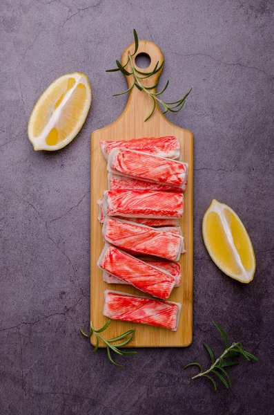 Limonlu ve biberiyeli yengeç eti. Üst Manzara. Seçici odak.