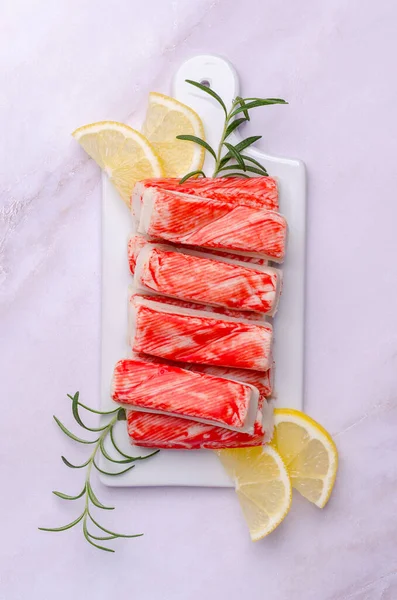 Limonlu ve biberiyeli yengeç eti. Üst Manzara. Seçici odak.