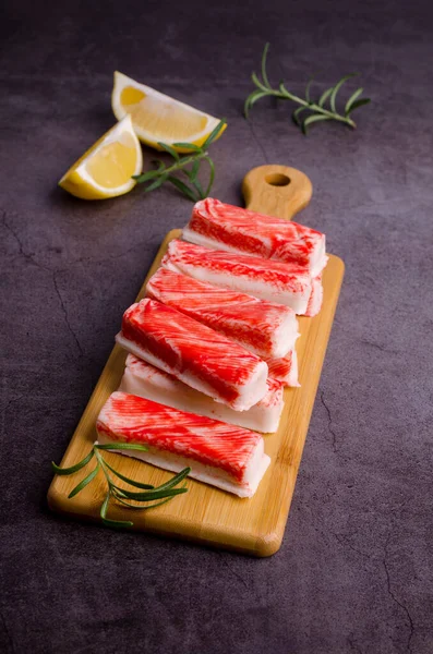 Limonlu ve biberiyeli yengeç eti. Üst Manzara. Seçici odak.