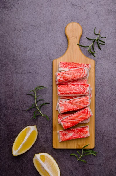 Limonlu ve biberiyeli yengeç eti. Üst Manzara. Seçici odak.