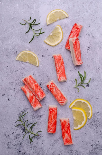 Limonlu ve biberiyeli yengeç eti. Üst Manzara. Seçici odak.