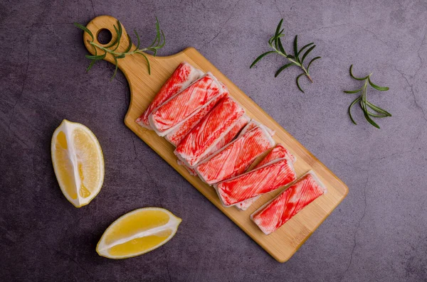 Limonlu ve biberiyeli yengeç eti. Üst Manzara. Seçici odak.