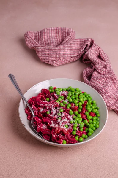 Pastas Remolacha Con Guisantes Verdes Queso Plato Cerámica Enfoque Selectivo — Foto de Stock