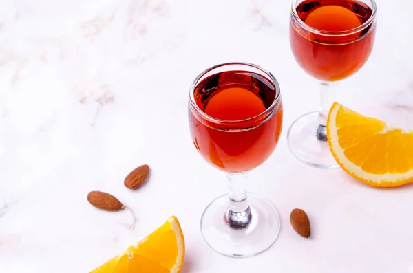 Transparent Brun Vätska Ett Glas Ljus Bakgrund Selektiv Inriktning — Stockfoto