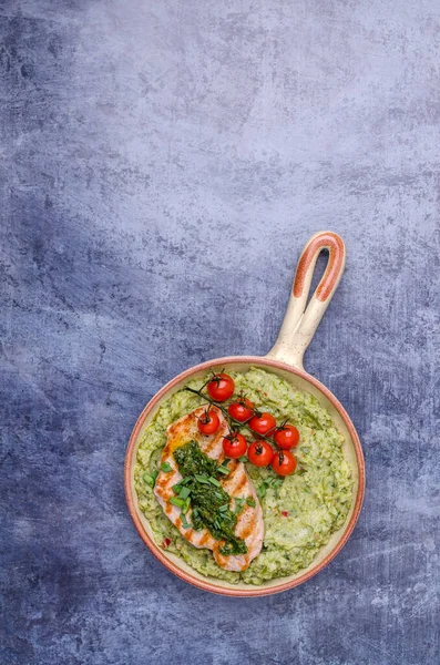 Filete Parrilla Con Puré Papas Tomates Verdes Sobre Fondo Azul — Foto de Stock