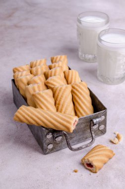 Metal bir kutuda reçelli kurabiye. Seçici odak.