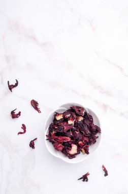 Hafif arka planda seramik bir kasede kurumuş amber yaprağı. Üst Manzara. Boşluğu kopyala.