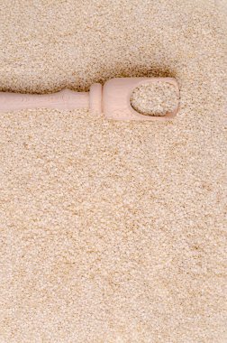 Tahta bir kasede beyaz susam tohumları. Üst Manzara. Boşluğun bir kopyası.