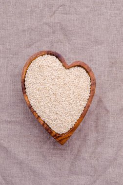 Tahta bir kasede beyaz susam tohumları. Üst Manzara. Boşluğun bir kopyası.