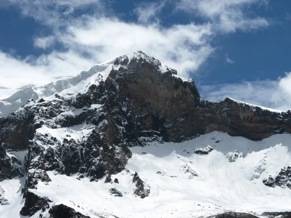 Cresta de roca en el camino a Mt. Elbrus del Oeste Fotos de stock libres de derechos