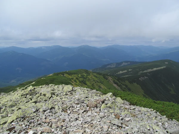 Crête de montagne dans les Carpates — Photo