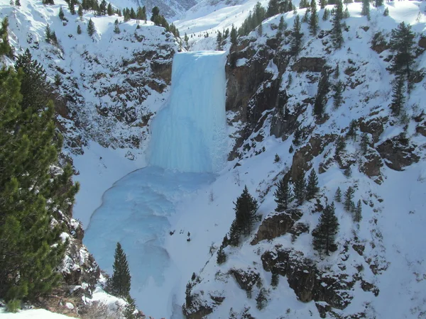 Замороженный водопад в Сибири — стоковое фото