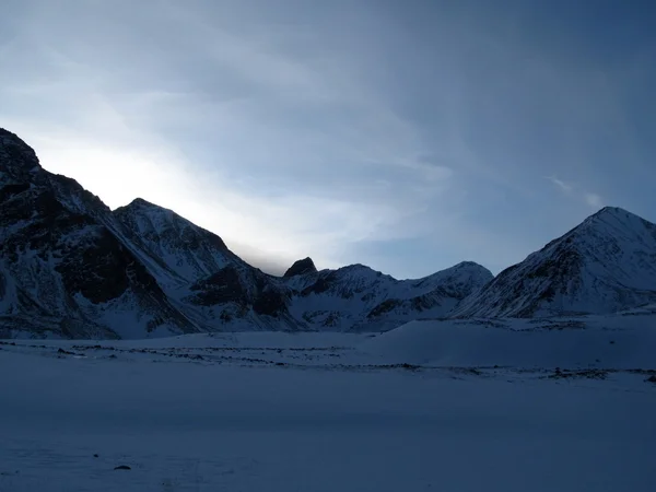 Puesta de sol en montañas siberianas Fotos de stock
