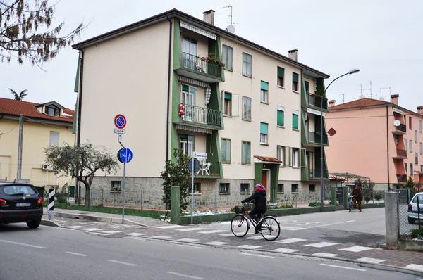 İtalyan ev yeşil Balkonlu