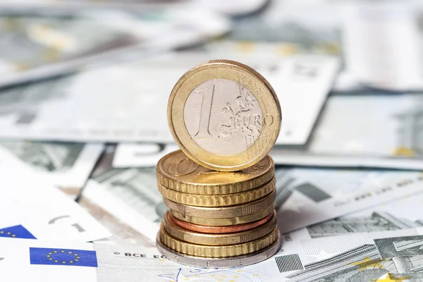 Některé bankovky na pět euro a mince — Stock fotografie