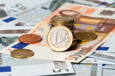 bazı banknot beş Euro ve sikkeler üzerinde