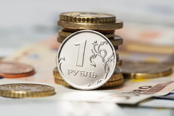 Um rublo e o euro (moedas e notas) ) — Fotografia de Stock