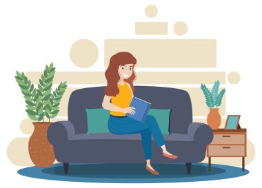 Oturma odasında resim çizen bir kadın.