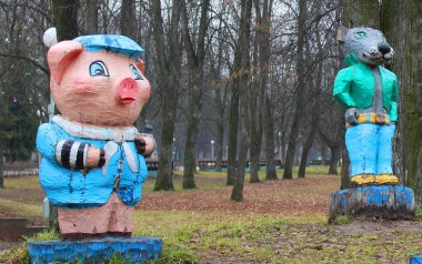 Parka yerleştirilmiş muhteşem bir hayvanın tahta figürü..