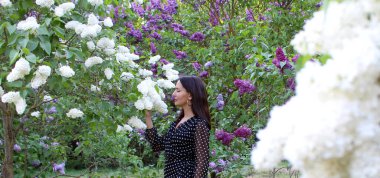 Yazlık bir elbise içinde güzel bir kız çiçek açan bir bahçede parlak leylak kokularının arasında bir yaz günü ortaya çıkıyor..