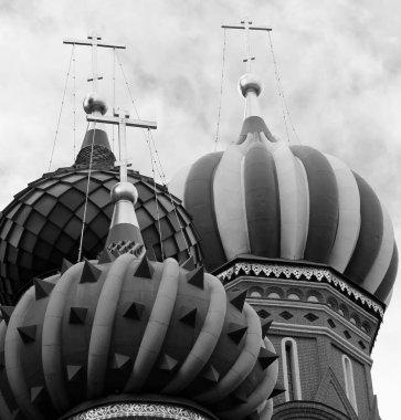 Saint Basil Katedrali, Moskova 'nın Kızıl Meydanı' ndaki bir Ortodoks kilisesidir ve Rusya 'nın en popüler kültürel sembollerinden biridir. Kutsanmış Vasily Katedrali. Haçlı kubbelerin tepesi.